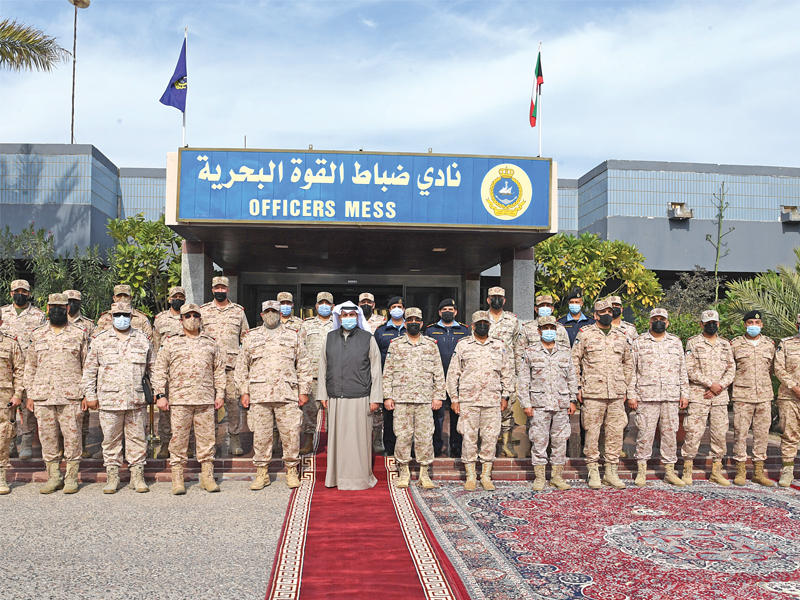 نائب رئيس مجلس الوزراء وزير الدفاع الشيخ حمد الجابر متوسطا طاقم القاعدة البحرية