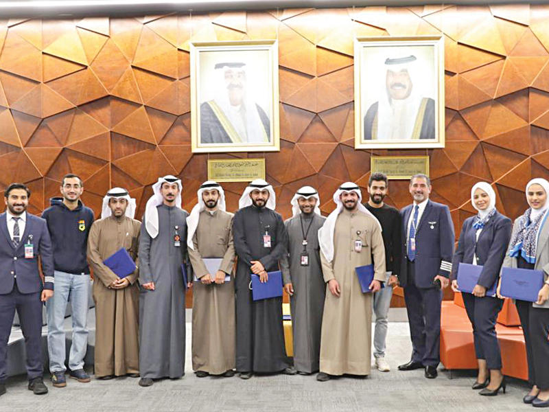 صورة جماعية لمتدربي «الطيران المدني»