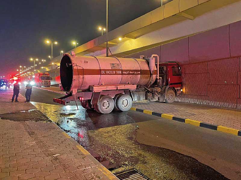 الصهريج بعد انفجاره واصطدامه بالجسر