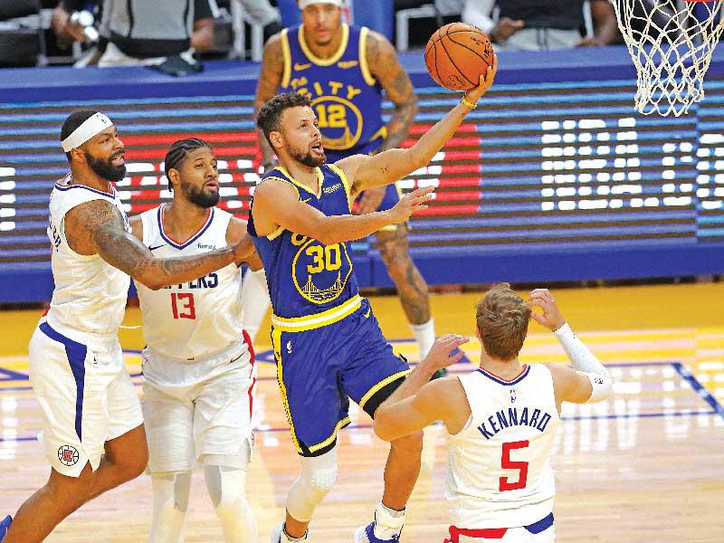 كوري نجم ووريرز يسجل في سلة كليبرز