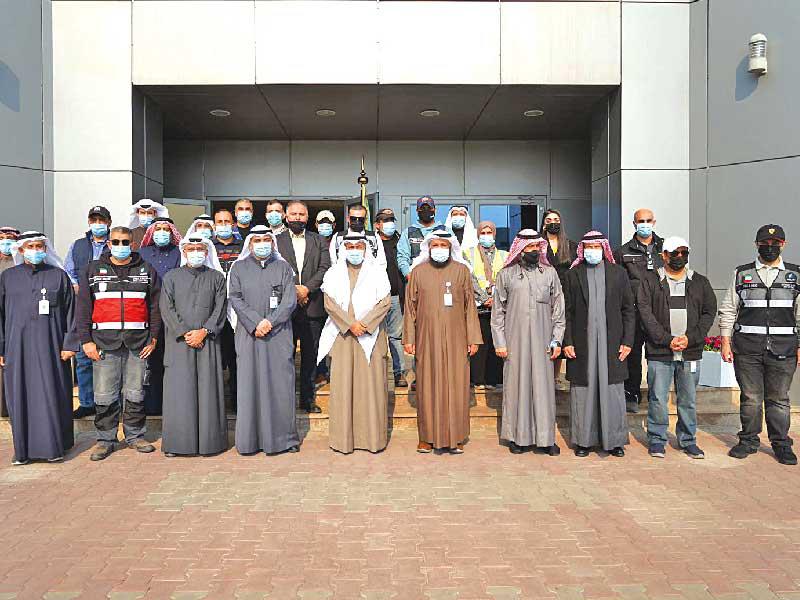 وزير الكهرباء والماء وزير النفط د. محمد الفارس متوسطا مسؤولي المحطات في «الزور الجنوبية»