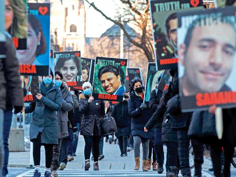 مسيرة لإحياء ذكرى إسقاط «الأوكرانية» في تورنتو أمس (أ ف ب)