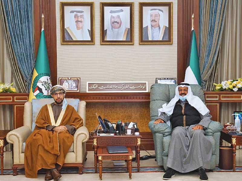 نائب رئيس الحرس الوطني الشيخ أحمد النواف  مستقبلاً سفير سلطنة عُمان لدى الكويت صالح الخروصي أمس