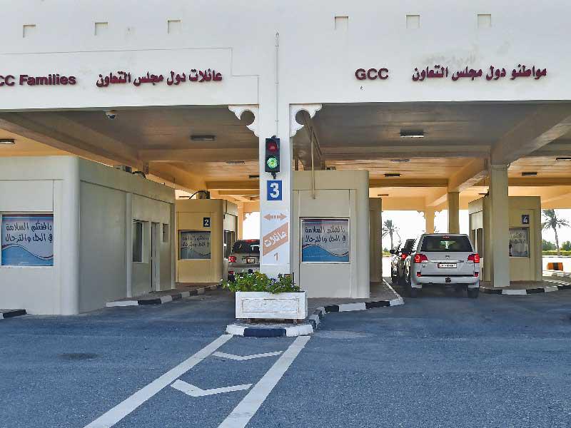 طلائع السيارات القطرية خلال عبورها الحدود السعودية أمس