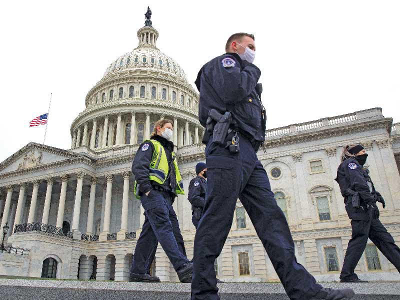 رجال أمن يسيرون في إحدى ساحات الكابيتول (أي بي أيه)n