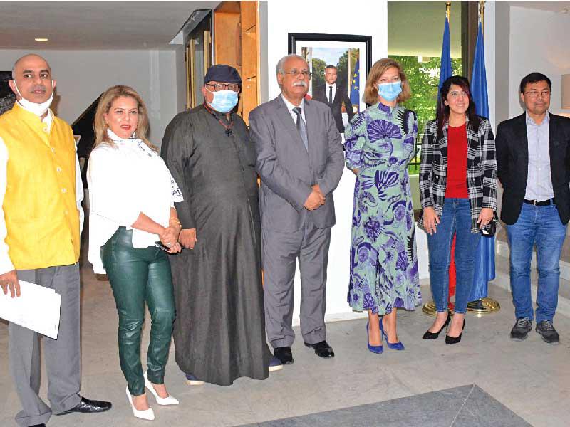 لقطة تذكارية للصحافيين مع السفيرة الفرنسية