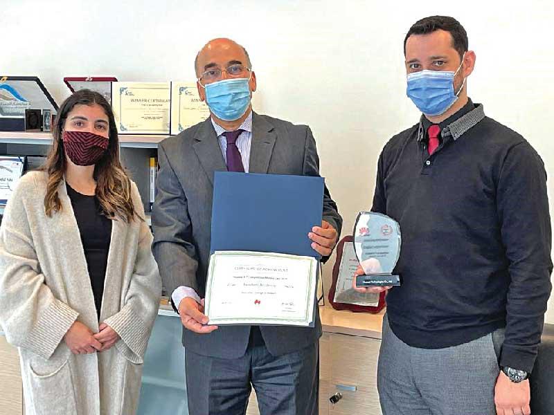 الكلية تكرم أحد الفائزين بحضور ممثلة شركة هواوي