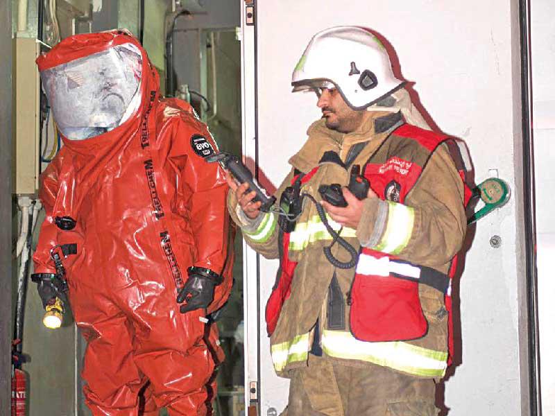 عناصر الإطفاء خلال معالجة تسرب غاز الأمونيا 