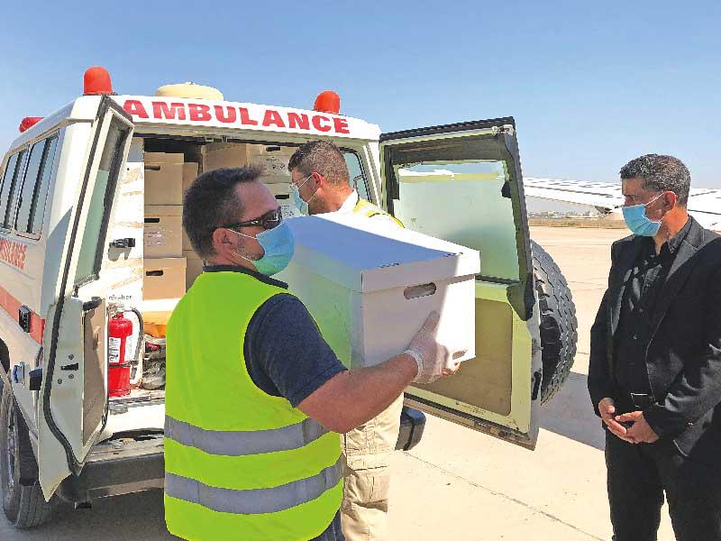 جانب من تسلُّم الكويت لرفات الأسرى والمفقودين من العراق 	(صورة أرشيفية)