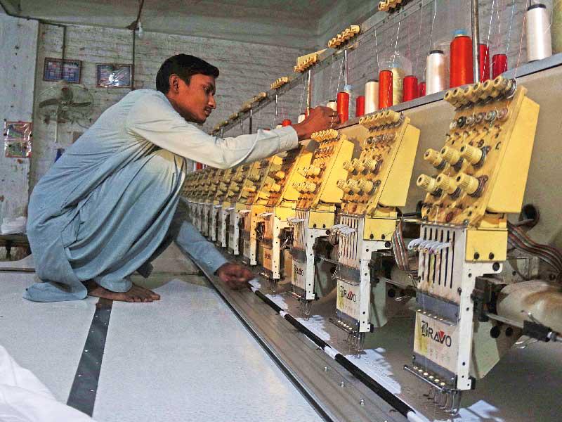 انهيار بشبكة كهرباء يغرق باكستان في ظلام