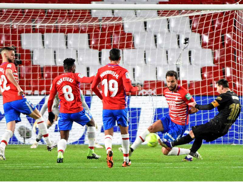 ميسي نجم برشلونة يحرز الهدف الثاني