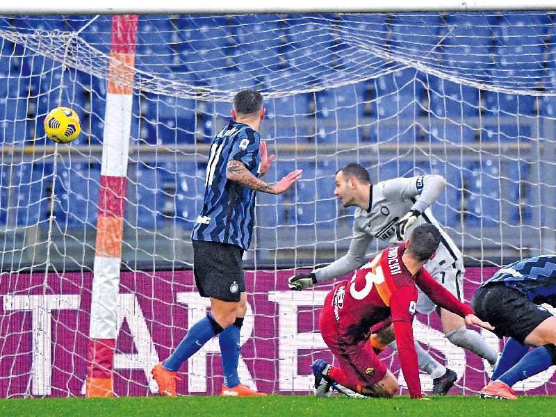 مانسيني مدافع روما يحرز هدفه في مرمى الإنتر