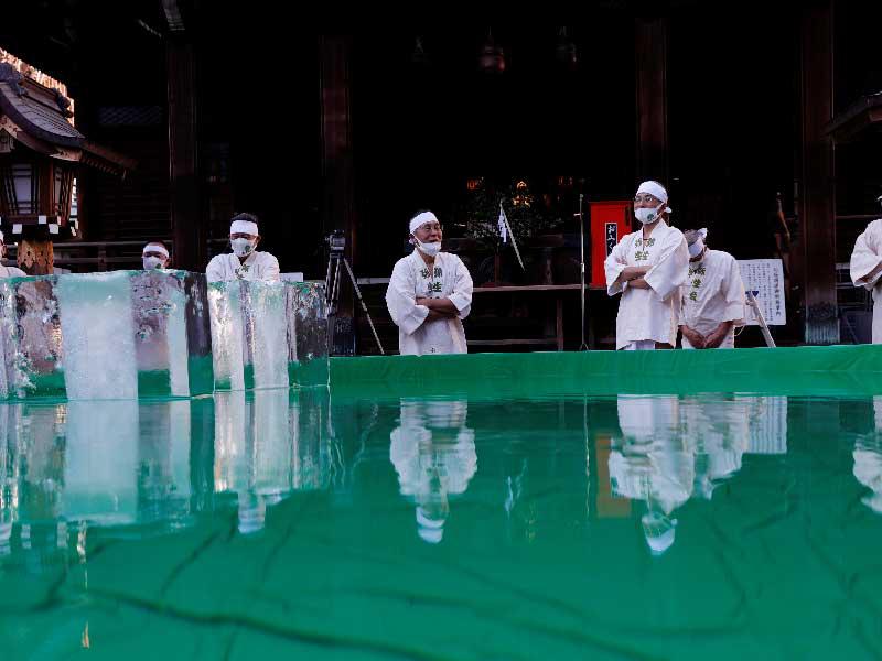 أحد طقوس ديانة شينتو في ضريح بطوكيو