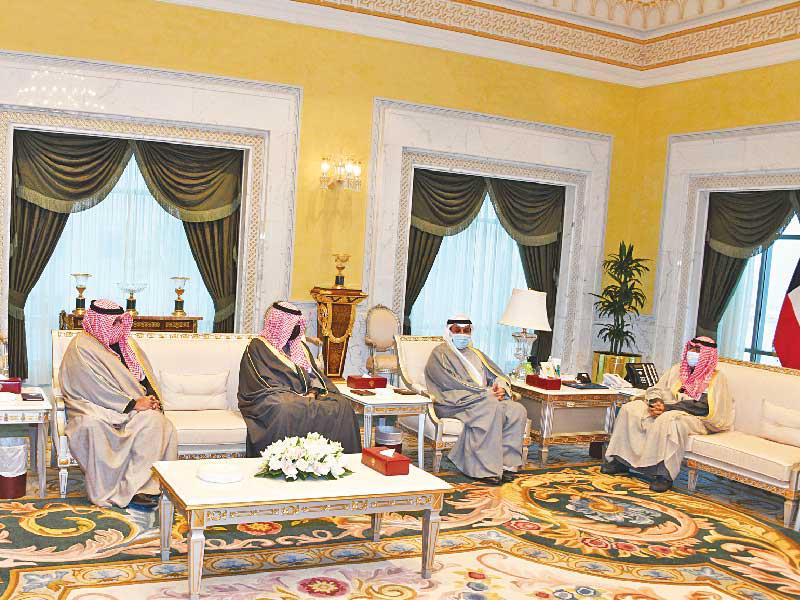 سمو ولي العهد الشيخ مشعل الأحمد مستقبلاً وزراء أمس