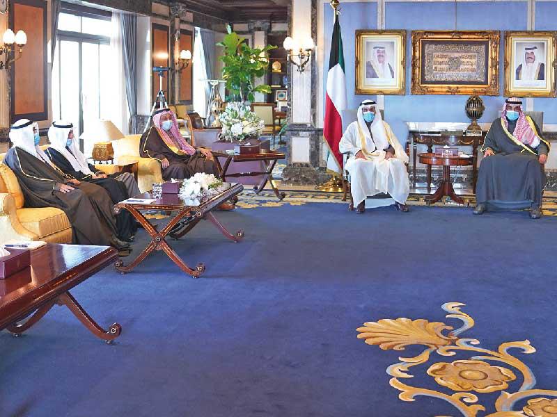  رئيس مجلس الوزراء سمو الشيخ صباح الخالد مستقبلاً اعضاء المحكمة الدستورية