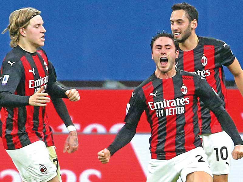 لاعبو ميلان خلال مباراة سابقة