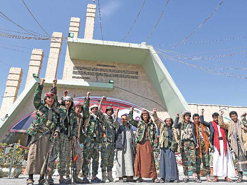 مسلحون حوثيون يزورون ضريح أحد قادتهم في صنعاء t(رويترز)