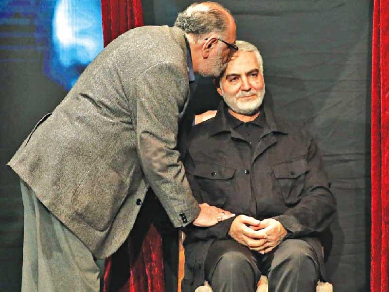 أثار تعامل بعض الإيرانيين مع تمثال من الشمع لقاسم سليماني في مجمع بطهران سخرية حول العالم، بعد أن بادر البعض إلى تقبيل التمثال والتقط آخرون «سيلفي» معه