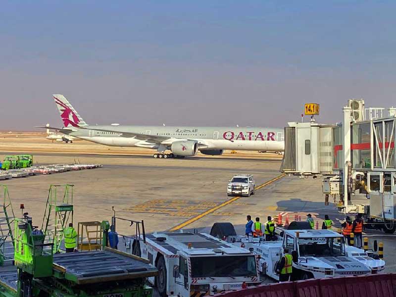 وصول أولى الرحلات القطرية إلى السعودية