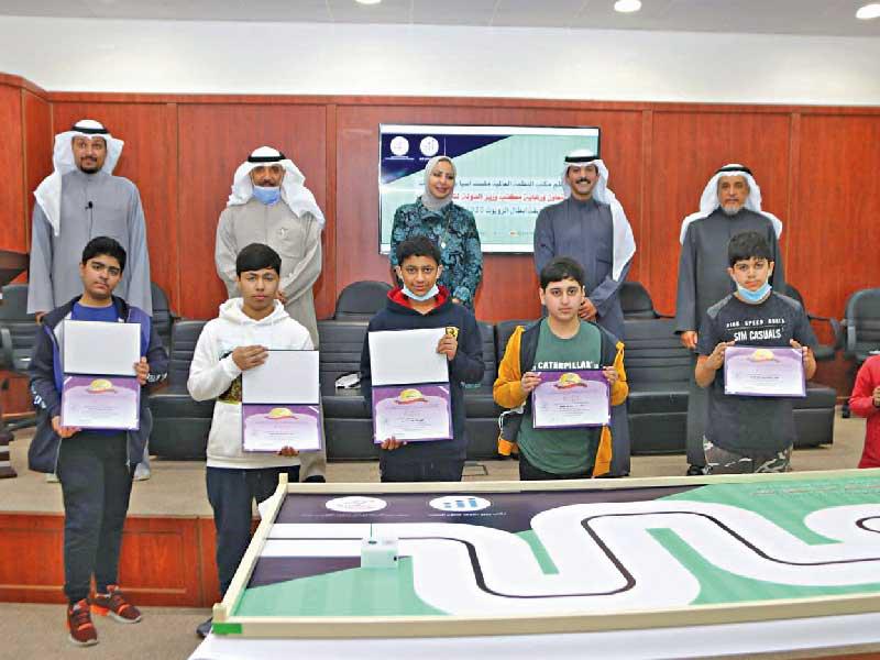 لقطة جماعية للفائزين بمسابقة الروبوت