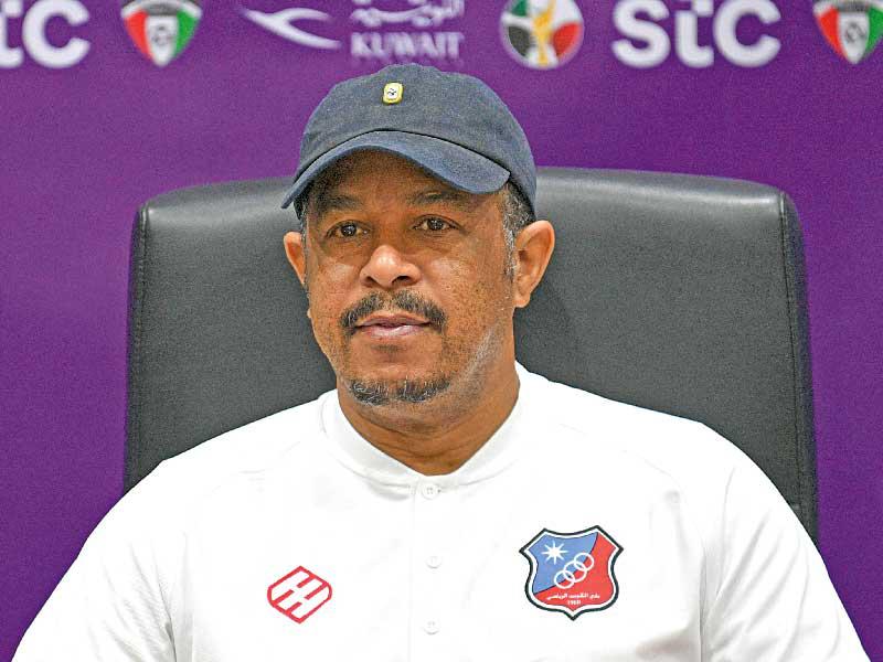  المدرب المساعد للفريق الأول لكرة القدم بنادي الكويت وليد نصار خلال المؤتمر الصحافي