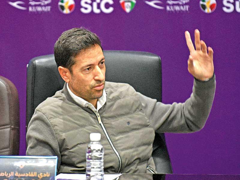 مدرب فريق الأول لكرة القدم بنادي القادسية الإسباني بابلو فرانكو خلال المؤتمر الصحافي