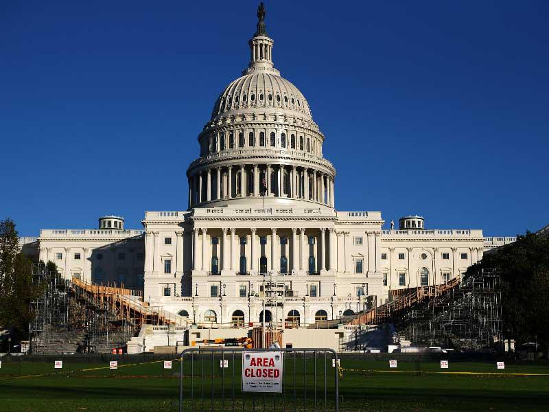 عناصر من الحرس الوطني يصلون إلى الكابيتول بعد طلب تعزيزات لحفل تنصيب بايدن (رويترز)