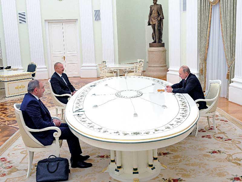 الرئيس الروسي فلاديمير بوتين خلال لقائه رئيس أذربيجان ورئيس وزراء أرمينيا في موسكو