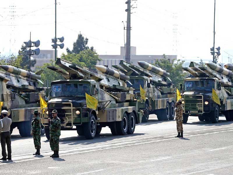 صورة نشرها بومبيو أمس لاستعراض عسكري إيراني وعلق عليها: «تجاهل الإرهاب والصواريخ والمسار الواضح الذي يسلكه النظام الإيراني لامتلاك سلاح نووي يعرض أميركا للخطر. لذلك واجهناهم» 