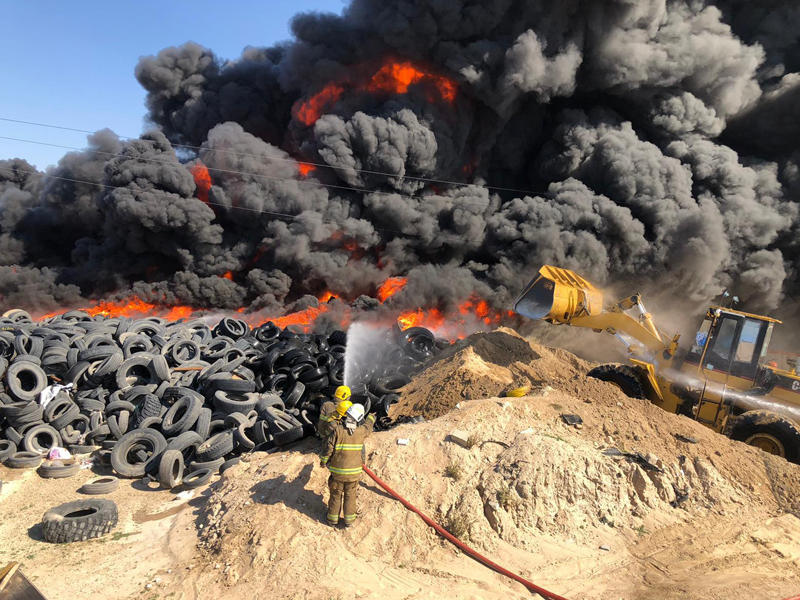 إقامة سواتر ترابية لمنع انتشار الحريق 