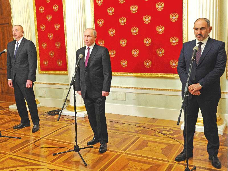 الرئيس الروسي فلاديمير بوتين مع رئيس الوزراء الأرمني نيكول باشينيان والرئيس الأذربيجاني إلهام علييف