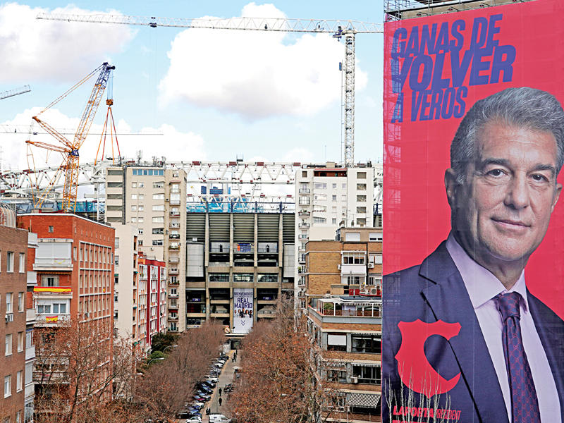 صورة رئيس نادي برشلونة السابق جوان لابورتا على أحد مباني برشلونة