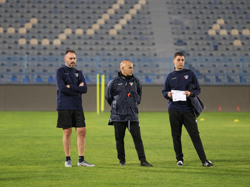 المدرب الإسباني كاراسكو وعضوان من الجهاز الفني