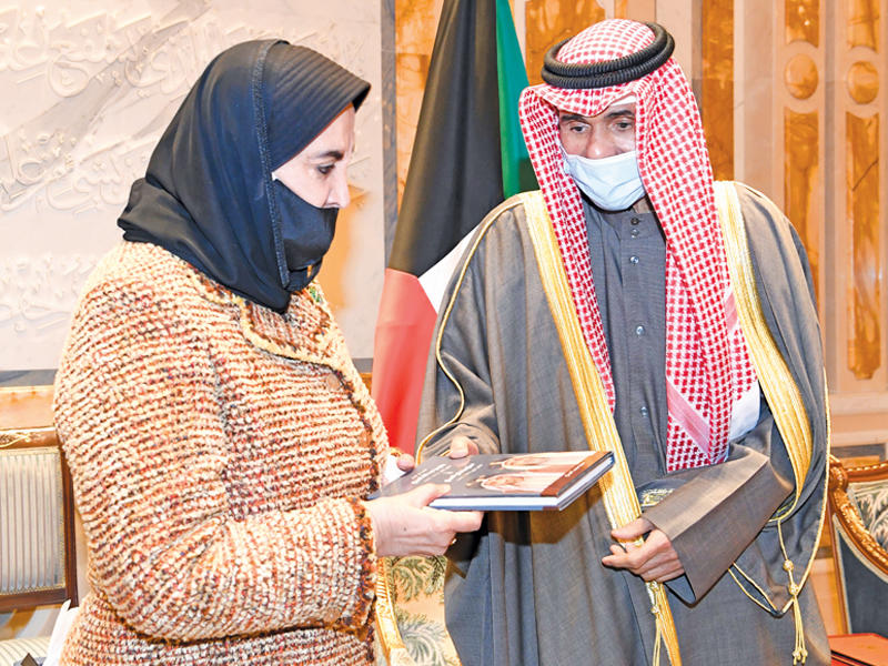  سمو أمير البلاد الشيخ نواف الأحمد يتسلم الكتاب المهدى من الشيخة الدكتورة سعاد الصباح أمس