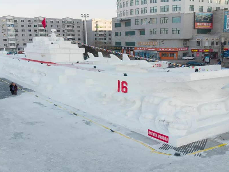 حاملة طائرات بناها المتحمسون الصينيون من الثلج