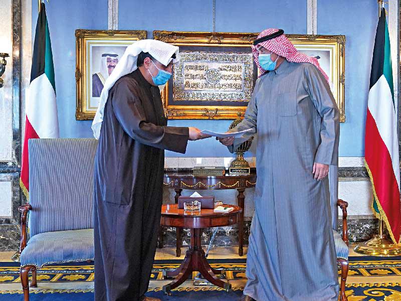 الخالد يتسلم من الجابر استقالة الوزراء أمس