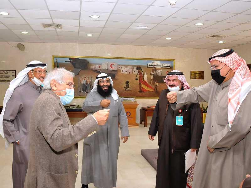  رئيس مجلس إدارة جمعية الهلال الأحمر، د. هلال الساير أثناء لقائه وفد النادي الرياضي للصم