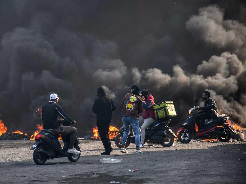 متظاهرون عراقيون يحرقون إطارات خلال مواجهات مع الشرطة في الناصرية قبل أيام   (أ ف ب)