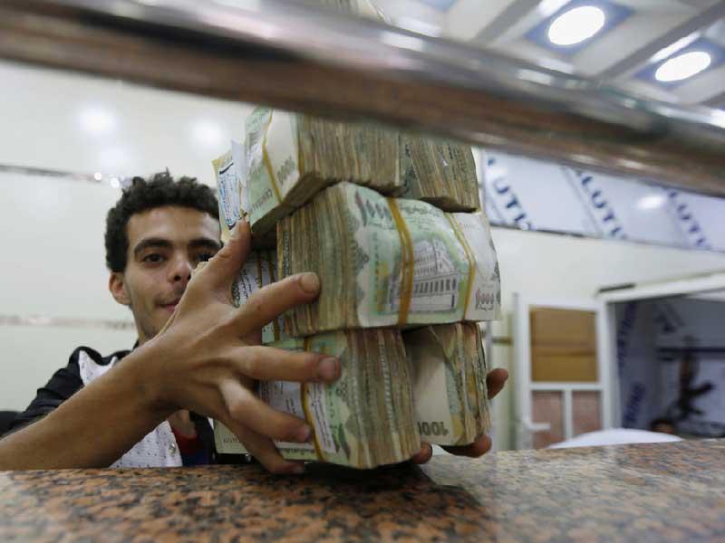 إغلاق جميع محال الصرافة في عدن إثر تدهور سعر صرف الريال 