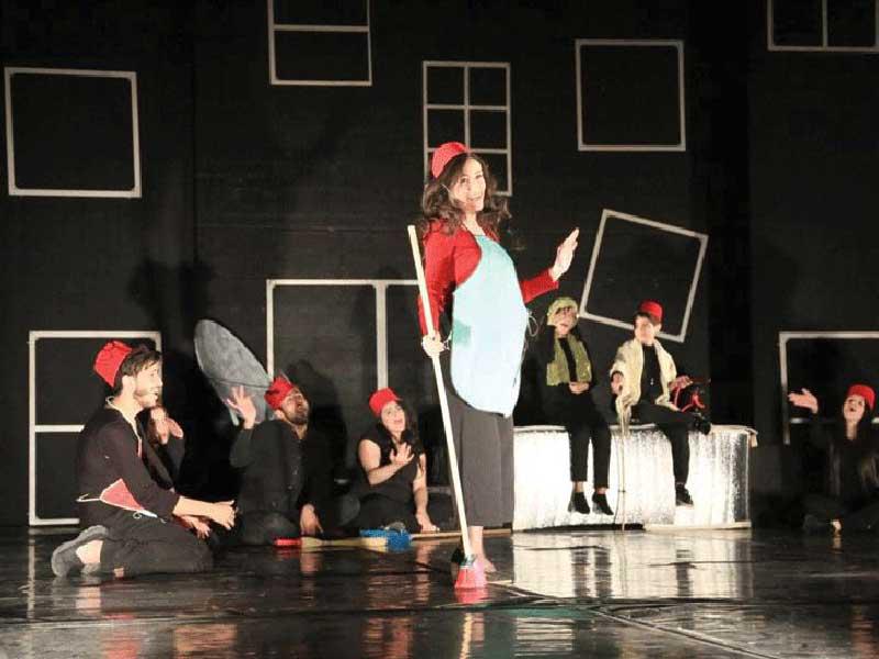 مشهد من مسرحية «حلم ليلة حظر»