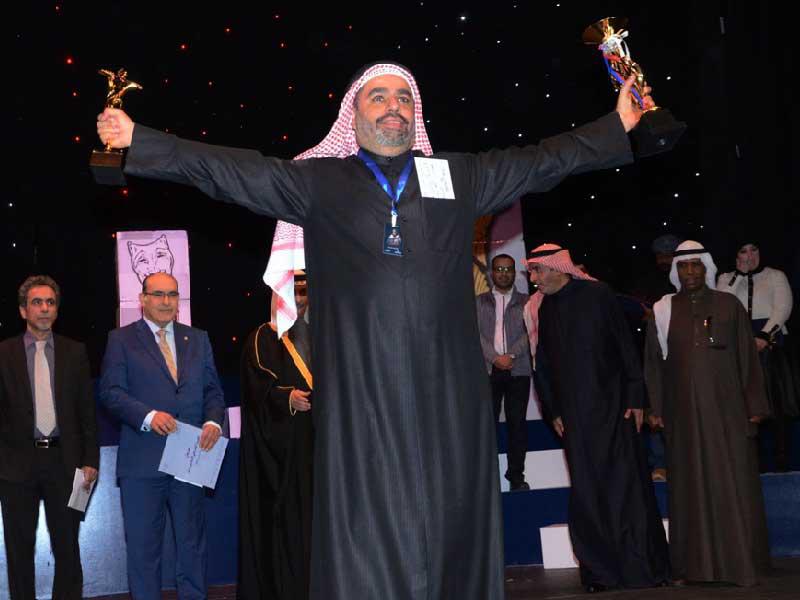 المخرج هاني النصار يحمل جائزتين في إحدى المناسبات