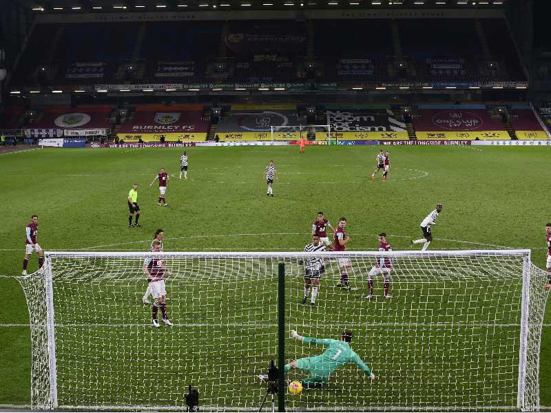 بوغبا نجم مان يونايتد يحرز هدفه