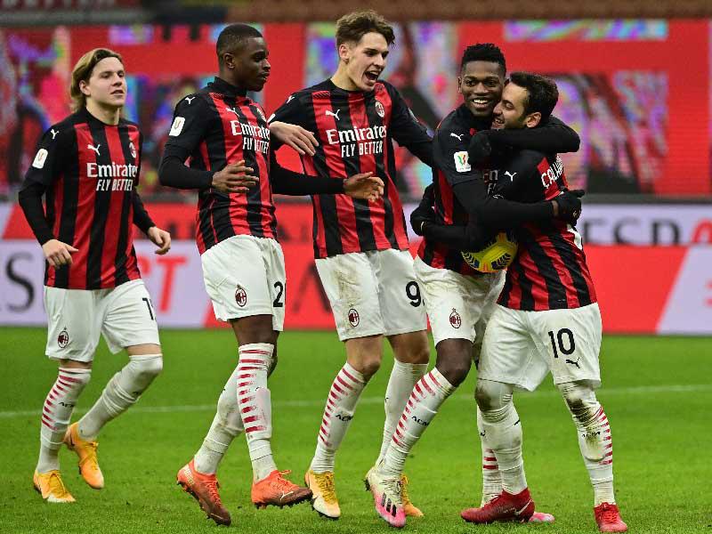 فرحة لاعبي ميلان بعد الفوز