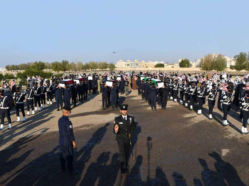 نعوش الشهداء على أكتاف العسكريين خلال التشييع أمس (تصوير عوض التعمري)