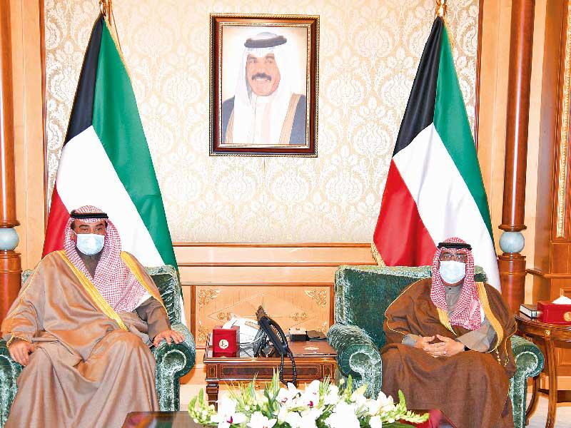 سمو ولي العهد الشيخ مشعل الأحمد مستقبلاً رئيس الوزراء أمس رئيس مجلس الوزراء سمو الشيخ صباح الخالد.
