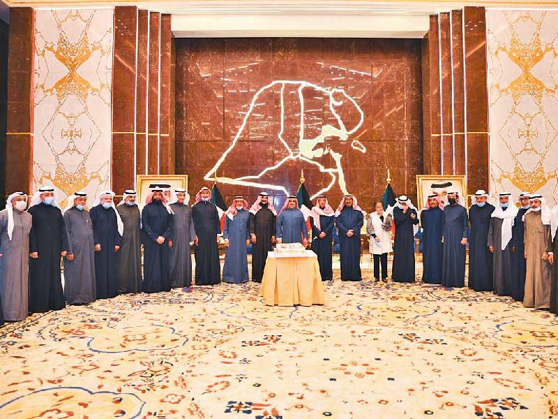 وزير الخارجية الشيخ د. أحمد الناصر يتوسط المشاركين في الاحتفال أمس