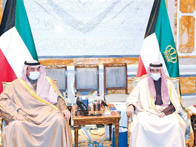 سمو أمير البلاد الشيخ نواف الأحمد مستقبلاً رئيس مجلس الوزراء سمو الشيخ صباح الخالد الذي قدم لسموه أمس استقالة الحكومة