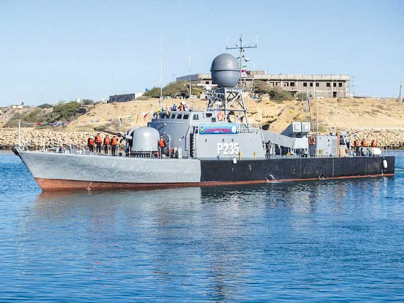 البارجة «زره» القاذفة للصواريخ تنضم إلى الأسطول الإيراني خلال مناورات أمس