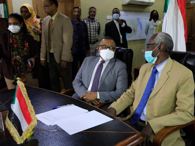 وزير الري والموارد المائية السوداني ياسر عباس  ووزير الخارجية عمر قمر الدين ، خلال اجتماع عبر الفيديو مع نظرائهما المصريين والإثوبيين
