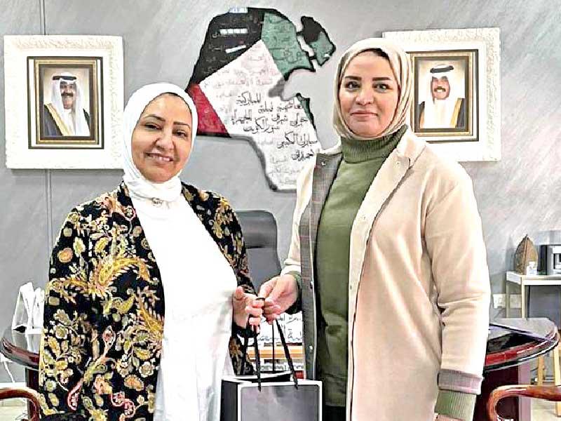  مديرة مدرسة شريفة العوضي الثانوية للبنات عائشة السعيدي مكرمة إحدى المشاركات